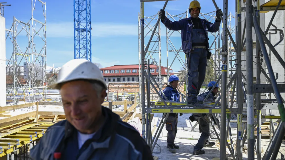 Zaradi predolgega postopka prezaposlitve je vlada septembra 2023 sprejela poenostavitev postopka zamenjave delodajalca za tujce, vendar se v praksi postopki niso poenostavili ali skrajšali. Fotografija je simbolična. 