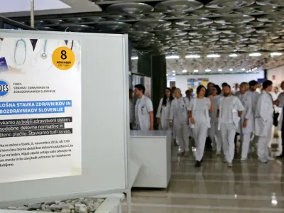 ﻿- Sindikat zdravnikov in zobozdravnikov Slovenije - zbor zdravnikov, kjer so predstavili potek pogajanj in zdravniške strokovne zahteve - simbolična fotografija - zdravstvo - zdravniki - - 10.11.2016 - Univeritetni klinični center UKC Ljubljana - splošna stavka zdravnikov in zobozdravnikov FIDES - protest v obliki omejitve dela stavkajočih zdravnikov na 40 ur tedensko //FOTO: Tomaž Skale