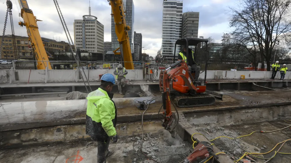 - rušenje železniškega nadvoza nad Dunajsko cesto - 04.01.2024 - popolna zapora Dunajske ceste v sklopu gradnje novega Potniškega centra Ljubljana - delavci začeli podirati južni del nadvoza nad Dunajsko cesto - //FOTO: Luka Cjuha