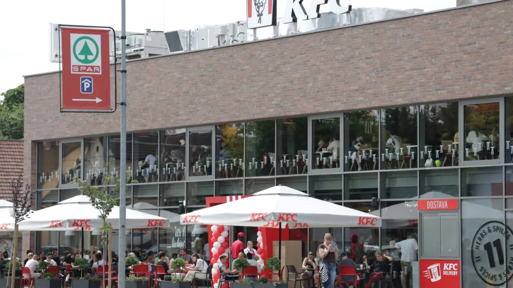Ljubljana, Trzaska cesta.Nova restavracija verige s hitro prehrano Kentucky fried chicken (KFC).