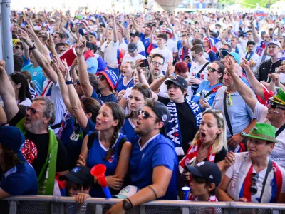 Nemcija, Koln.Navijasko vzdusje pred vecerno tekmo z Anglijo na evropskem nogometnem prvenstvu.Koncert skupine Siddharta.