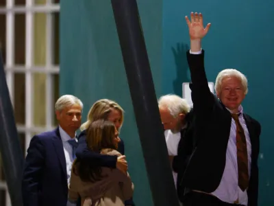 WikiLeaks founder Julian Assange waves as he arrives in Canberra, Australia, June 26, 2024. REUTERS/Edgar Su