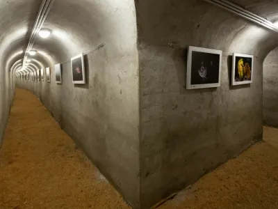 Razstava je na ogled v vojaških rovih, ki so jih uredili in osvetlili na polotoku Gatula. F TZ Splitsko-dalmatinske županije