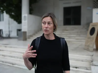 Urška Jurman

Tivoli ni primerna lokacija za takšen dogodek. Zavod RS za varstvo narave je izdal strokovno mnenje, s katerim je že ocenil, da bo škoda prevelika. Park pa že brez množičnih prireditev postaja preobremenjen, zato moramo nekako spremeniti način rabe. Prvotni namen takšnih prostorov bi namreč morale biti prostočasne aktivnosti in spontana raba, ki pa se je v prestolnici razvila šele skozi čas. Priprava na koncert bi omejila vsakodnevno izkušnjo ljudi, ki park uporabljajo za regeneracijo in stik z naravo.