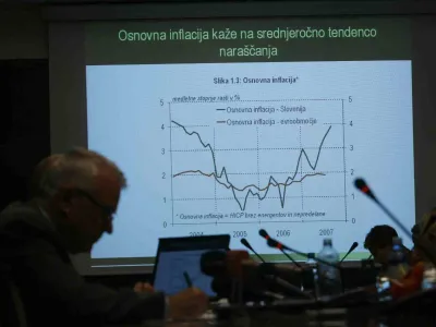 - Svet Banke Slovenije (BS) - - poročilo o cenovni stabilnosti - osnovna inflacija kaže na srednjeročno tendenco naraščanja - - obravnavali gospodarska in finančna gibanja v letu 2007 ter sprejeli poročilo o cenovni stabilnosti. - - svet ugotavlja, da je rast inflacije poleg rasti cene hrane in naftnih derivatov posledica tudi notranjih dejavnikov, pregretosti nekaterih sektorjev gospodarstva, pa tudi nekonkurenčnega okolja nekaterih panog, v katerih lahko ponudniki zvišujejo ceno//FOTO: Matej Povše   OPOMBA: ZA OBJAVO V ČASOPISU DNEVNIK
