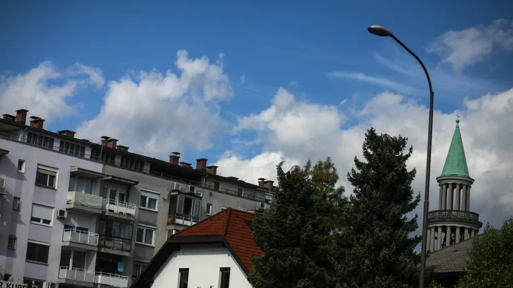 Cerkveni zvonovi v zakonodaji niso opredeljeni kot hrup. Na ljubljanski občini pri tem pojasnjujejo, da po dostopnih meritvah glasnost zvonov ne presega mejnih vrednosti.