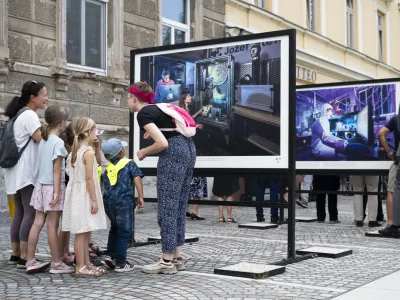OtrociOsnovna šolaznanostIzobraževanje28.06.2024 - Odprtje razstave ob 20-letnici Mednarodne podiplomske šole Jožefa Stefana (MPŠ) z naslovom 20 let napredka v znanju in inovacijah, na kateri bodo izpostavljeni nekateri dosežki, ilustrirani v slikah fotografov Arneja Hodaliča in Katje Bidovec. Galussovo nabrežje, Ljubljana. FOTO: Nik Erik Neubauer