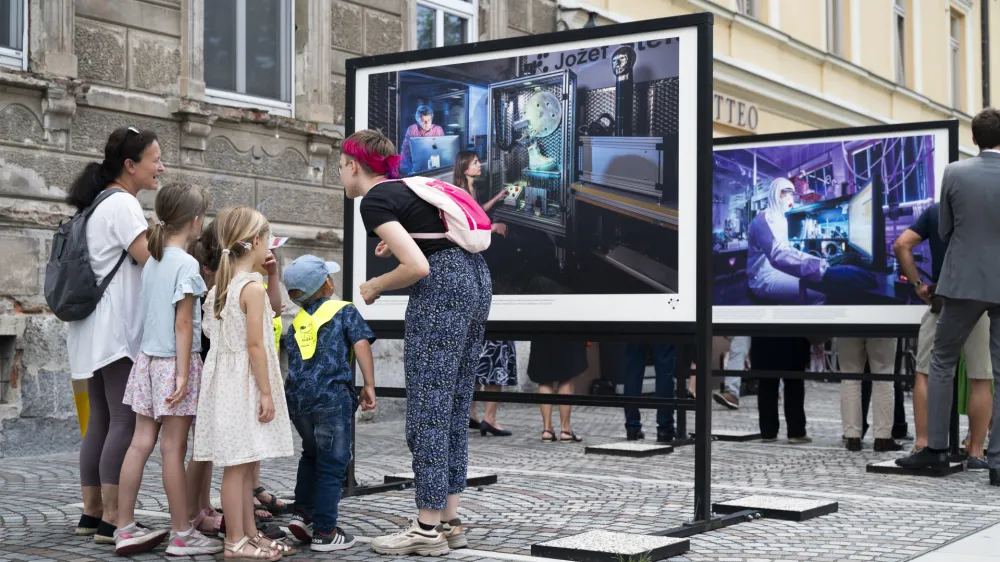 OtrociOsnovna šolaznanostIzobraževanje28.06.2024 - Odprtje razstave ob 20-letnici Mednarodne podiplomske šole Jožefa Stefana (MPŠ) z naslovom 20 let napredka v znanju in inovacijah, na kateri bodo izpostavljeni nekateri dosežki, ilustrirani v slikah fotografov Arneja Hodaliča in Katje Bidovec. Galussovo nabrežje, Ljubljana. FOTO: Nik Erik Neubauer