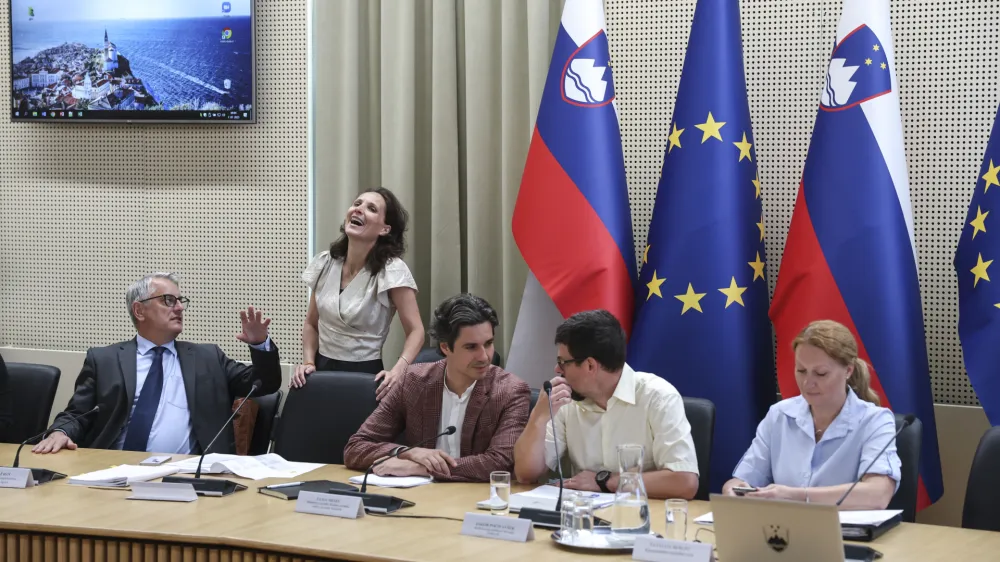 Matjaž Han, Luka Mesec, Jakob Počivavšek, Natalija Berlec- 07.07.2023 - Ekonomsko-socialni svet (ESS) - seja na kateri so med drugim obravnavali spremembe in dopolnitve pokojninskega načrta poklicnega zavarovanja, informacijo o izvajanju aktivnosti načrta za okrevanje in odpornost ter pravilnik o zagotavljanju varnosti in zdravja pri ročnem premikanju bremenFOTO: Jaka Gasar