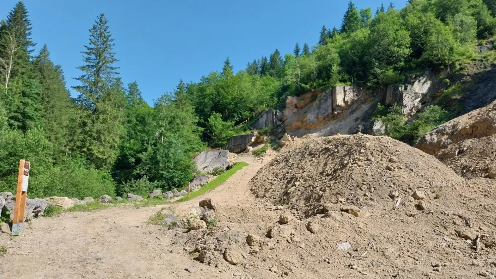 Na nekdanjem degradiranem območje skladov lehnjaka in lehnjakotvornega izvira so v okviru projekta Živa dedi&scaron;čina postavili novo tematsko pot, lehnjakovo pot