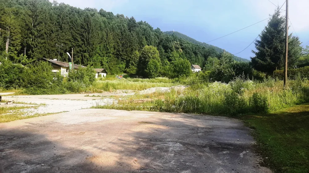 Po daljšem iskanju primerne lokacije so se odločili za gradnjo na Leši.