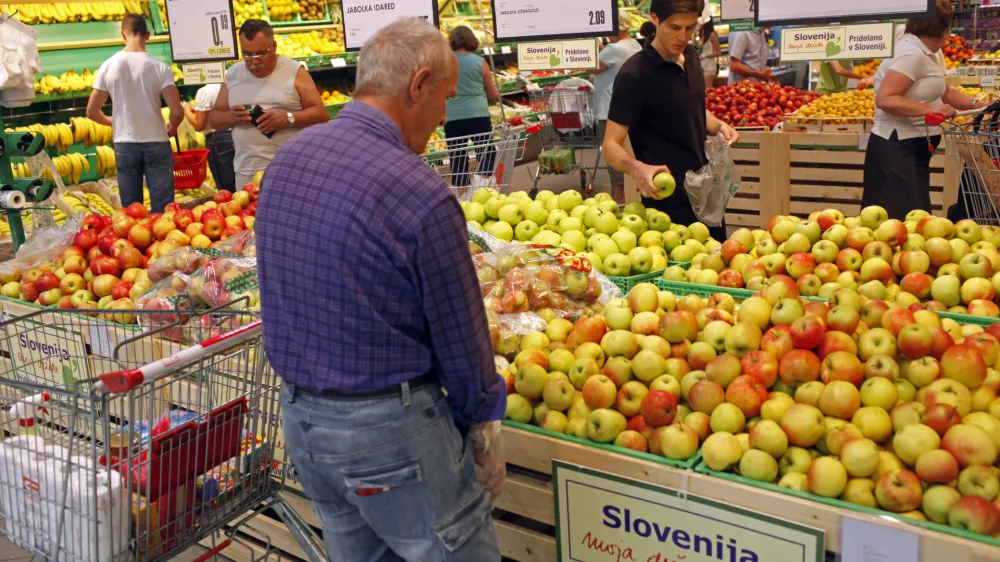 sadje, jabolka, kupci, potrošniki- BTC City park - trgovski center Interspar, oddelek sadja in zelenjave//FOTO: Jaka Gasar