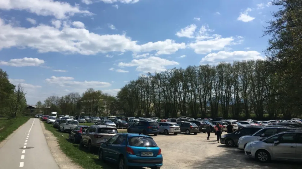 Obiskovalci Živalskega vrta Ljubljana in bližnjih sprehajalnih poti so do letos spomladi brezplačno uporabljali parkirišče ob Večni poti. 