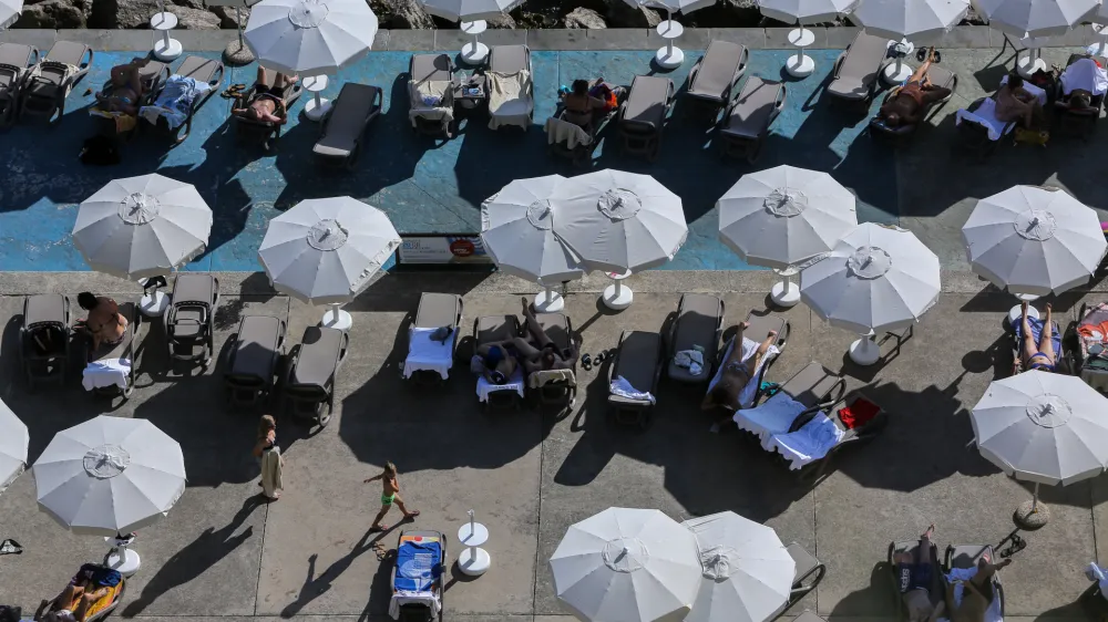 ﻿- Portorož - plaža - kopalci - ležalniki, senčniki  - 10.07.2017 – Poletje - reportaža na slovenski obali - poletno dopustovanje - turizem - obala  //FOTO: Jaka Gasar