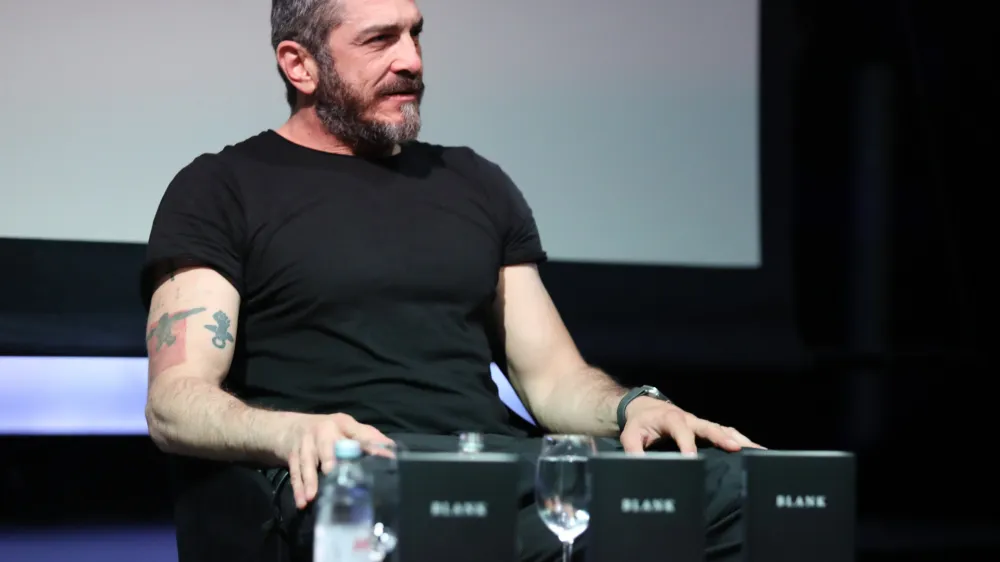 18.05.2023., Sibenik - Sarajevski glumac, aktivist, glazbenik i pilot Fedja Stukan predstavio je u kuci umjetnosti Arsen svoju autobiografiju Blank. Razgovor sa Stukanom moderirala je Olja Runjic, sibenska spisateljica i direktorica Medjunarodnog festivala suvremene knjizevnosti Sibenske knjizevne ure (SKURE). Photo: Dusko Jaramaz/PIXSELL