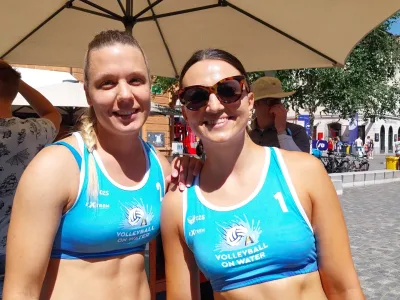 Primorki Nina in Tajda Lovšin sta v prestolnico prišli branit lanskoletno zmago. 