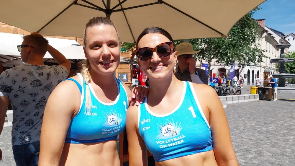 Primorki Nina in Tajda Lovšin sta v prestolnico prišli branit lanskoletno zmago. 