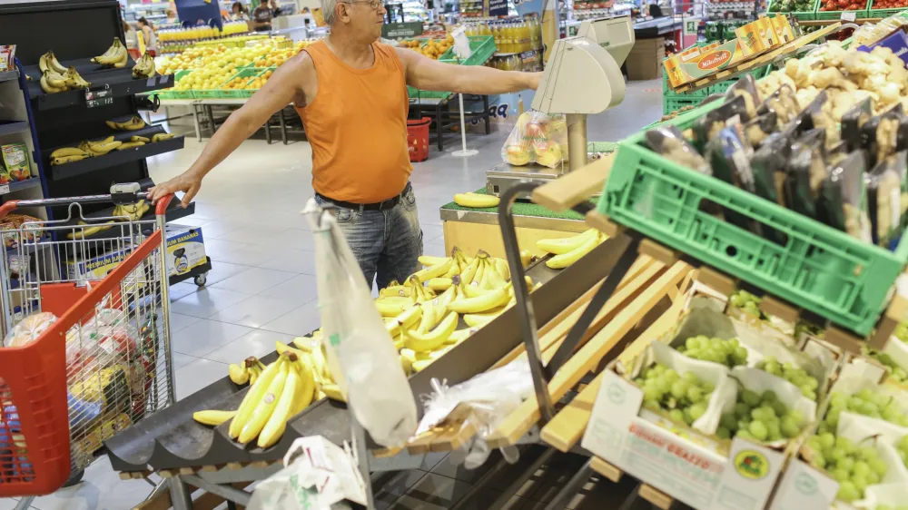 ﻿- sveža zelenjava in sadje - samopostrežna tehtnica - potrošniki - - 06.07.2015 - Mercator center Šiška v Ljubljani - Hipermarket, Cesta Ljubljanske brigade 33 -     ///FOTO: Jaka Gasar