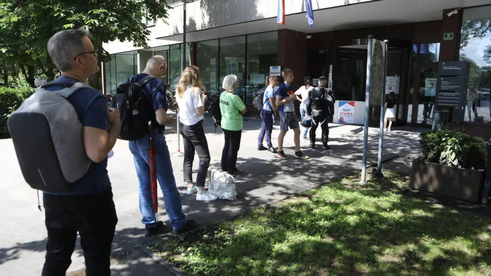 Kot kaže, prihodnji teden ne bo več dolgih vrst pred upravno enoto. Se bo pa verjetno še vedno čakalo v notranjosti. 