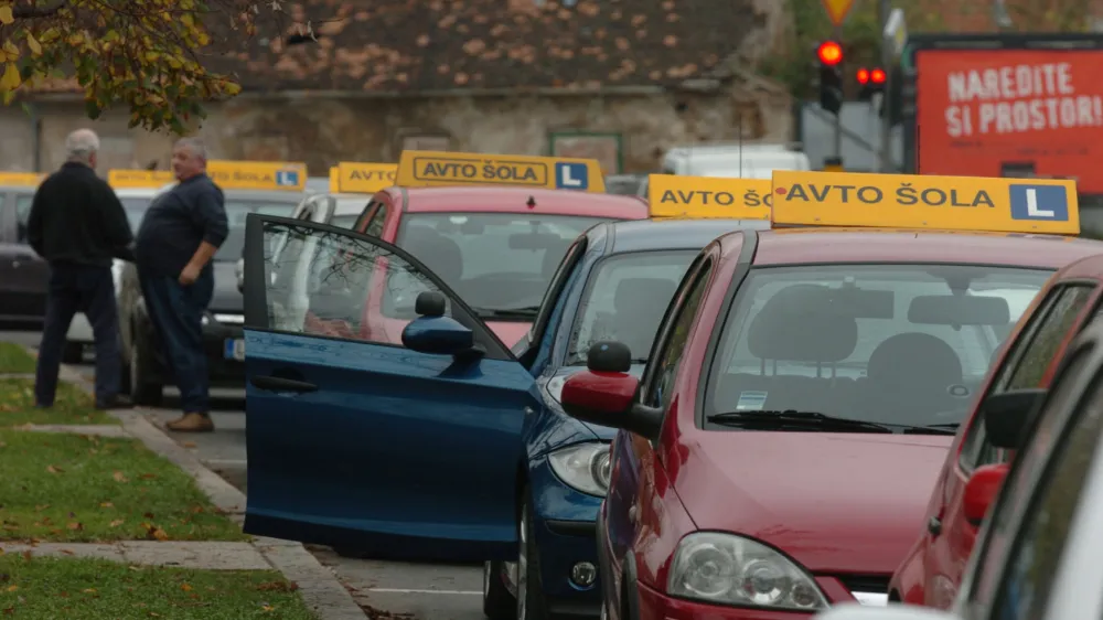 Avto šola - avtošola - vozila avtošol pri izpitnem centru na Roški cesti, //FOTO: Luka CjuhaOPOMBA: ZA OBJAVO V ČASOPISU DNEVNIK