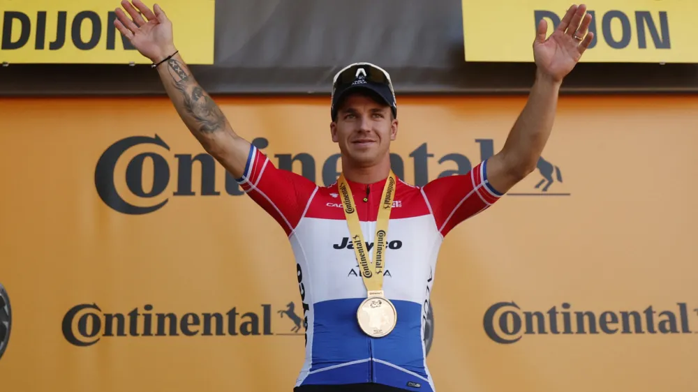 Dylan Groenewegen si je čas za fotografe lahko vzel na zmagovalnem odru.