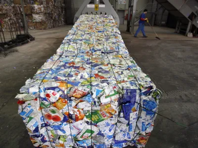 zbirnimi center odpadkov Bukovžlak - sortirana tetrapak embalaža -- RCERO Celje - Regionalni center za ravnanje z odpadki - sodoben regijski projekt, v katerega je vključeno 24 občin Savinjske regije, odlagališče odpadkov - //FOTO: Luka Cjuha