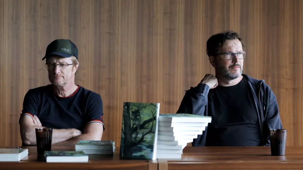 Strip Bobri po motivih romana Janeza Jalna avtorsko podpisujeta Tadej Golob, ki je priredil besedilo, in Peter &Scaron;kerl, ki je prispeval bogate barvne ilustracije. Knjiga je nastajala tri leta.&nbsp;