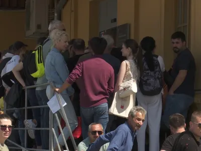 Ljubljana.Vrsta pred upravno enoto.Foto: zajem zaslonaArhiv STA