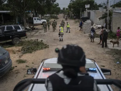 04 July 2024, Mexico, Tulum: National Guard soldiers take people to an emergency shelter ahead of the arrival of Hurricane Beryl. Photo: Felix Marquez/dpa