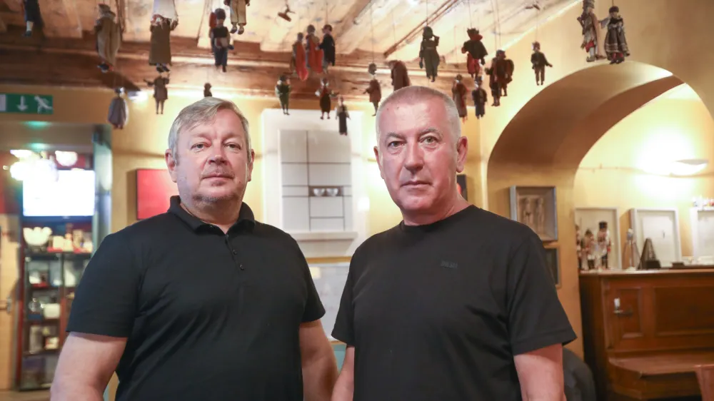 Mini teater sta leta 1999 ustanovila igralec, režiser in lutkar Robert Waltl (levo) ter režiser Ivica Buljan in ga razvila v tako imenovano razširjeno gledališče. 