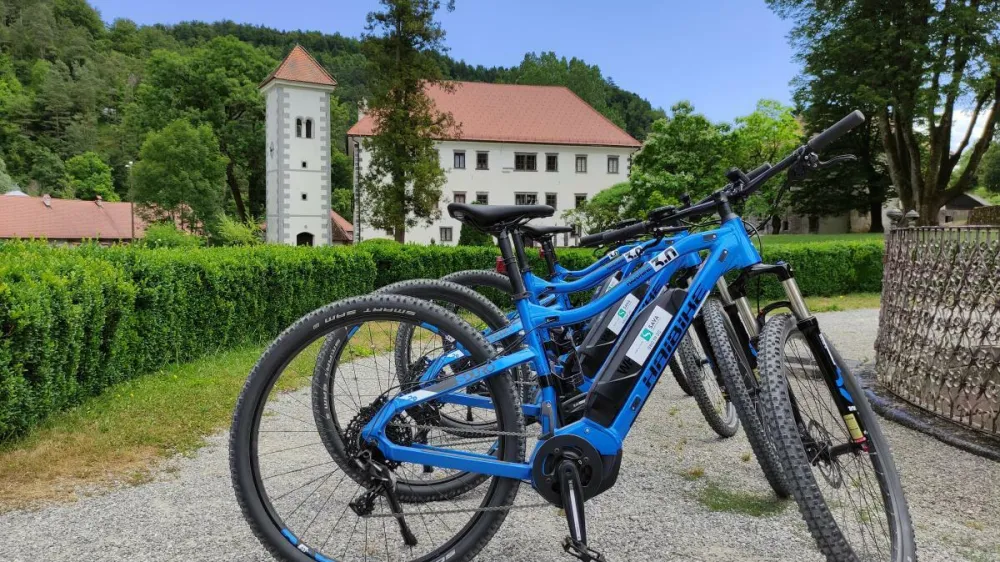 Na avtobusni postaji si lahko izposodite tudi električno kolo.