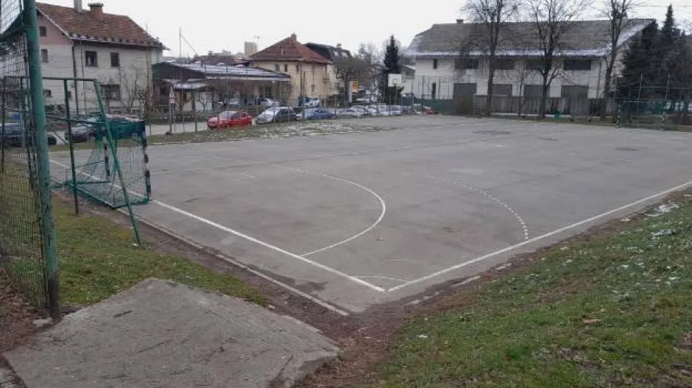 Začeli bodo s prenovo športnega igrišča Brilejeva 11 ob Vodnikovi cesti v Dravljah. F MOL