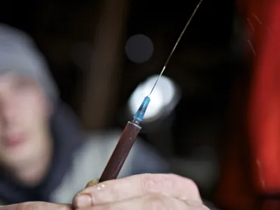 vbrizaganje heroina - injekcijska igla- narkomanija - heroinska zasvojenost v Ljubljani - odvisniki, droge - mamila - heroin//FOTO: Jaka AdamičOPOMBA: ZA OBJAVO V PRILOGI – DNEVNIKOV OBJEKTIV - REPORTAŽA