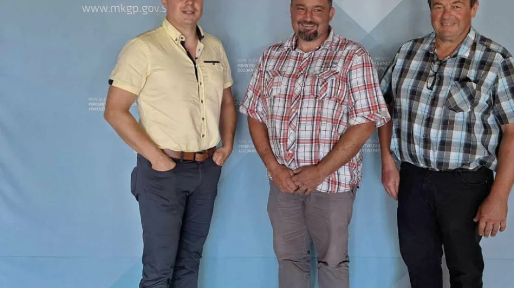 Združenje slovenske kmečke iniciative. Od leve: Erik Remic (podpredsednki), Boštjan Slemenšek (predsednik) in Gregor Vog (podpredsednik). F Kmečka iniciativa