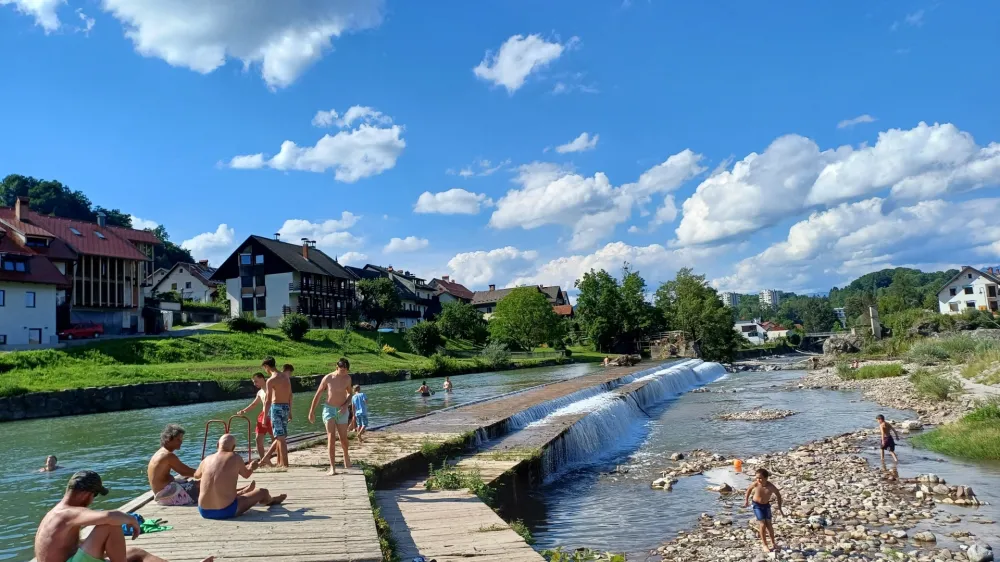 Kljub povišanemu številu bakterij v Poljanski Sori je bilo minulo soboto na kopališču Puštal zelo živahno. 