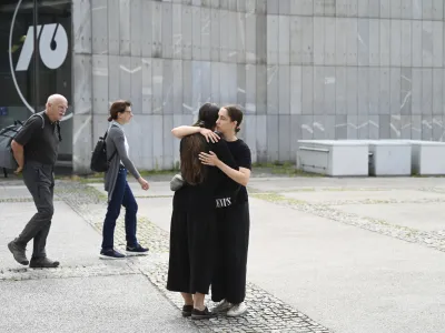 Objem je plesna intervencija avtoric Anje Mejač in Lize Šimenc, ki je v zadnjih mesecih zasedla že več mestnih prostorov.
V ponedeljek dopoldne je dogodek potekal na Trgu republike.