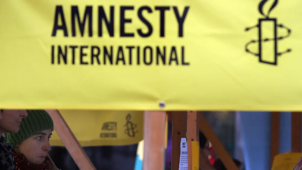 - ob dnevu človekovih pravic - začetek maratona podpisovanja apelov s trajanjem 10 ur in 12 minut, na katerem so prostovoljci in prostovoljke Amnesty International Slovenije (AIS) mimoidoče povabili k podpisovanju peticij in pisanju apelov za &scaron;tiri različne primere kr&scaron;itev človekovih pravic;   ///FOTO: Luka CjuhaOPOMBA: ZA OBJAVO V ČASOPISU DNEVNIK