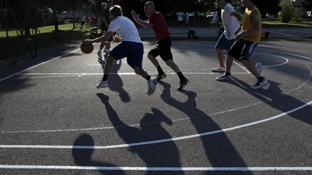 ﻿Savsko naselje - - ulična košarka - košarkarsko - košarkaško igrišče - koš - ///FOTO: Luka Cjuha OPOMBA: ZA OBJAVO V PRILOGI – DNEVNIKOV OBJEKTIV - REPORTAŽA 2013