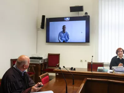 Sodnica Dejana Fekonja še ni imela priložnosti spoznati ​Alena Gredića v živo. Predobravnavni narok so izvedli prek videokonferenčne povezave.

 

 