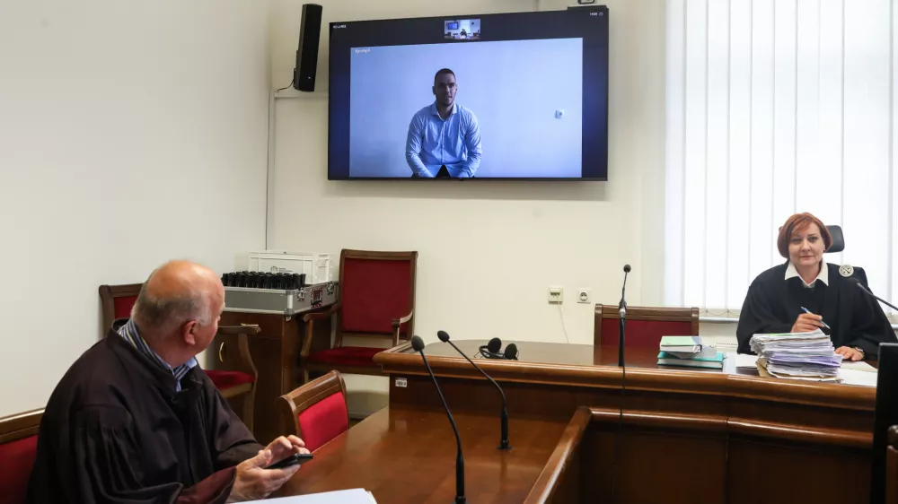 Sodnica Dejana Fekonja še ni imela priložnosti spoznati ​Alena Gredića v živo. Predobravnavni narok so izvedli prek videokonferenčne povezave.

 

 