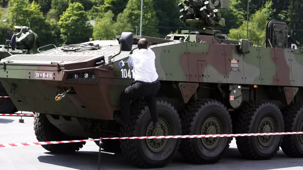 - Tovarna Gorenje INDOP &Scaron;o&scaron;tanj, del proizvodnje - oklepno kolesno vozilo 8 x 8 Patria za potrebe Slovenske vojske (SV)- leto in pol od začetka proizvodnje slovenskih osemkolesnikov poročali o rezultatihna področjih prenosa tehnologije, razvoja in proizvodnje oklepnih vozil  /FOTO: Bojan VelikonjaOPOMBA: ZA OBJAVO V ČASOPISU DNEVNIK