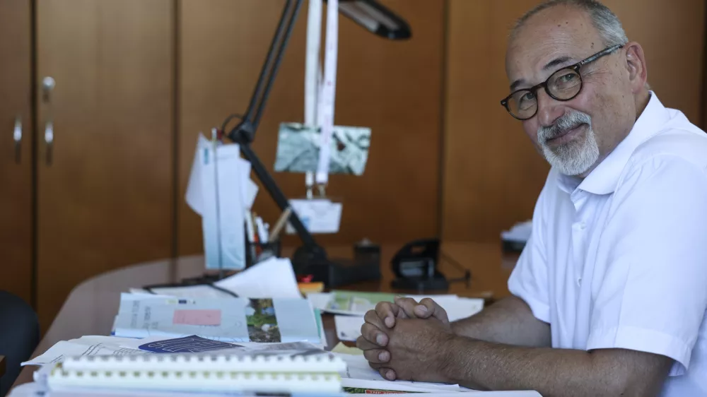 Teo Hrvoje Or&scaron;anič obžaluje spremembo odloka o Krajinskem parku Rožnik, Tivoli in &Scaron;i&scaron;enski hrib. Za organizacijo dogodkov na petih lokacijah namreč ne bo več potrebno soglasje zavoda.

&nbsp;

&nbsp;