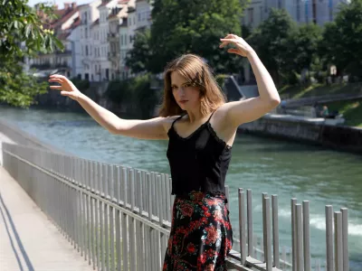 Mojca Zupančič, dirigentka, skladateljica, jazz pianistka: »V našem orkestru je veliko različnih inštrumentov in rada jih uredim tako, kot čutim, da bi zvočno morali iti skupaj.«

 

 