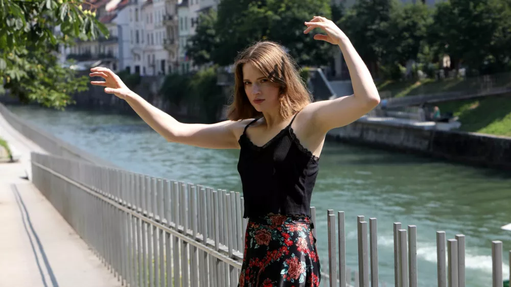 Mojca Zupančič, dirigentka, skladateljica, jazz pianistka: »V našem orkestru je veliko različnih inštrumentov in rada jih uredim tako, kot čutim, da bi zvočno morali iti skupaj.«

 

 