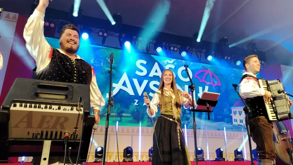 Pevca Luka Se&scaron;ek in Lucija Selak in Sa&scaron;o Avsenik so blesteli s tradicionalnim ansamblom Sa&scaron;a Avsenika. / Foto: Mojca Marot