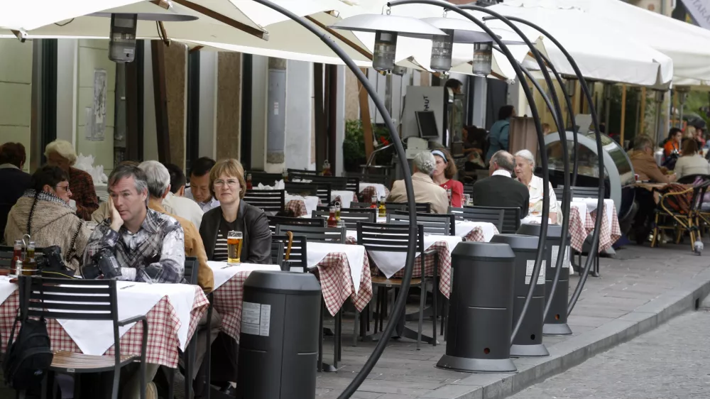 Gostilna Zlata ribica - gostinski vrt - gostinski lokal na tako imenovani ljubljanski plaži ob Ljubljanici - //FOTO: Luka CjuhaOPOMBA: ZA OBJAVO V ČASOPISU DNEVNIK