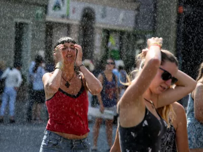 ﻿- Prešermov trg - območje z lastnim vremenom – vodna instalacija umetnika Zmaga Modica, ki prši mimoidoče – umetni dež - osvežitev - - 01.08.2017 – Poletje v Ljubljani – vročina - četrti vročinski val – velika toplotna obremenitev - najvišje dnevne temperature od 32 do 38 stopinj Celzija, //FOTO: Luka Cjuha..