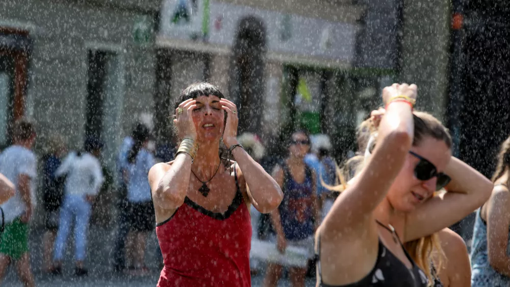 ﻿- Prešermov trg - območje z lastnim vremenom – vodna instalacija umetnika Zmaga Modica, ki prši mimoidoče – umetni dež - osvežitev - - 01.08.2017 – Poletje v Ljubljani – vročina - četrti vročinski val – velika toplotna obremenitev - najvišje dnevne temperature od 32 do 38 stopinj Celzija, //FOTO: Luka Cjuha..