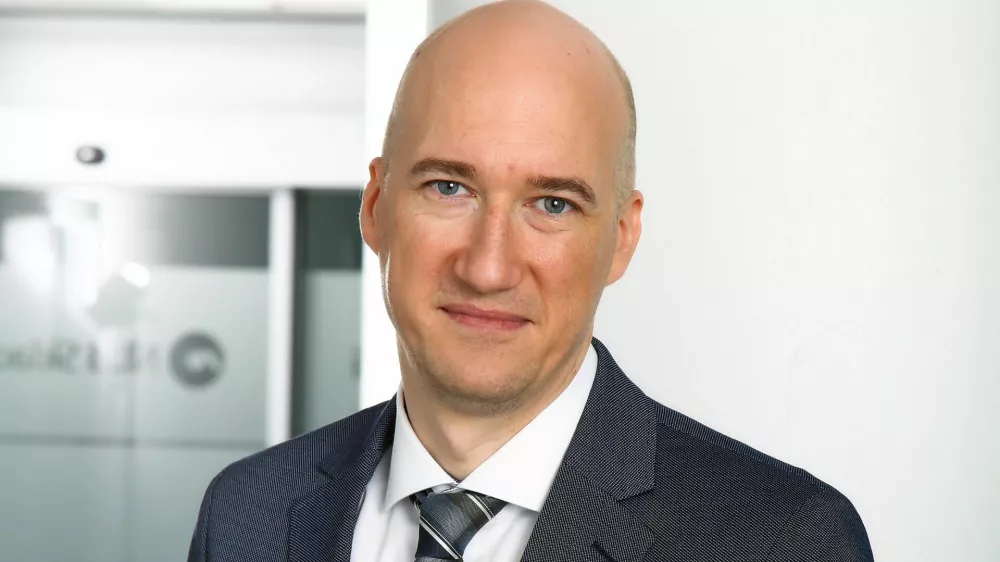 Rok brezigar, NLB Skladi