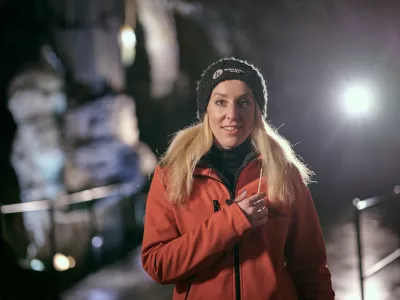 V 200-letni zgodovini turizma v Postojnski jami je Anja Škarabot Heric prva ženska z vozniškim dovoljenjem za vožnjo jamskega vlaka